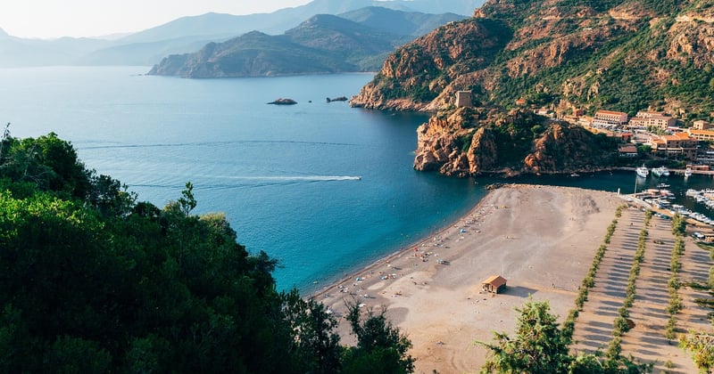 Découvrez les meilleures activités nautiques en famille en Corse pour des souvenirs inoubliables