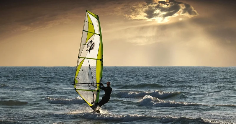 Voile et planche à voile pour les jeunes aventuriers