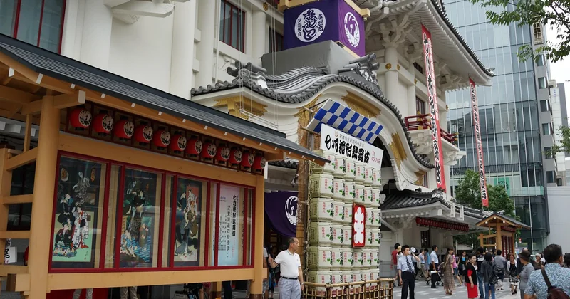 Théâtre nō, kabuki, bunraku : survivre à sa première représentation